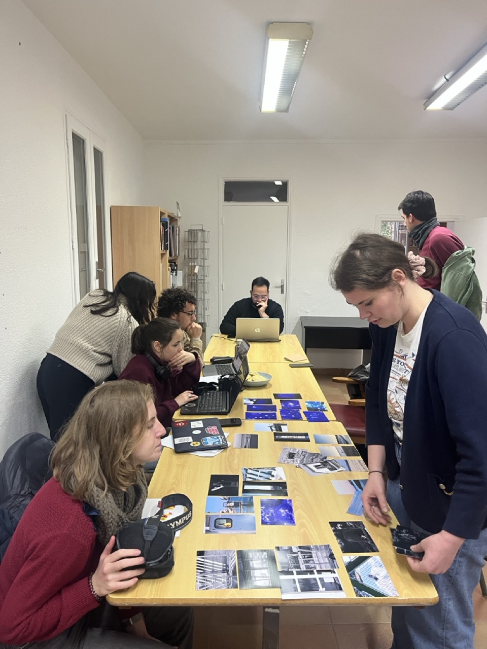 Photographie d'un workshop animé par Andrea Olga Mantovani montrant une analyse d'images avec des participants.
