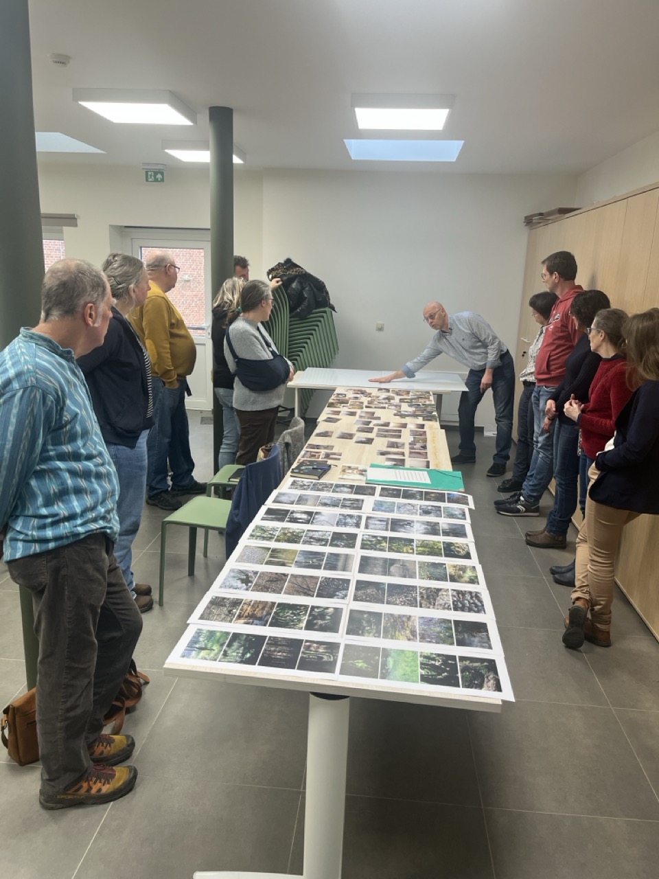 Photographie d'un workshop animé par Andrea Olga Mantovani montrant une session d'analyse d'images avec des participants.