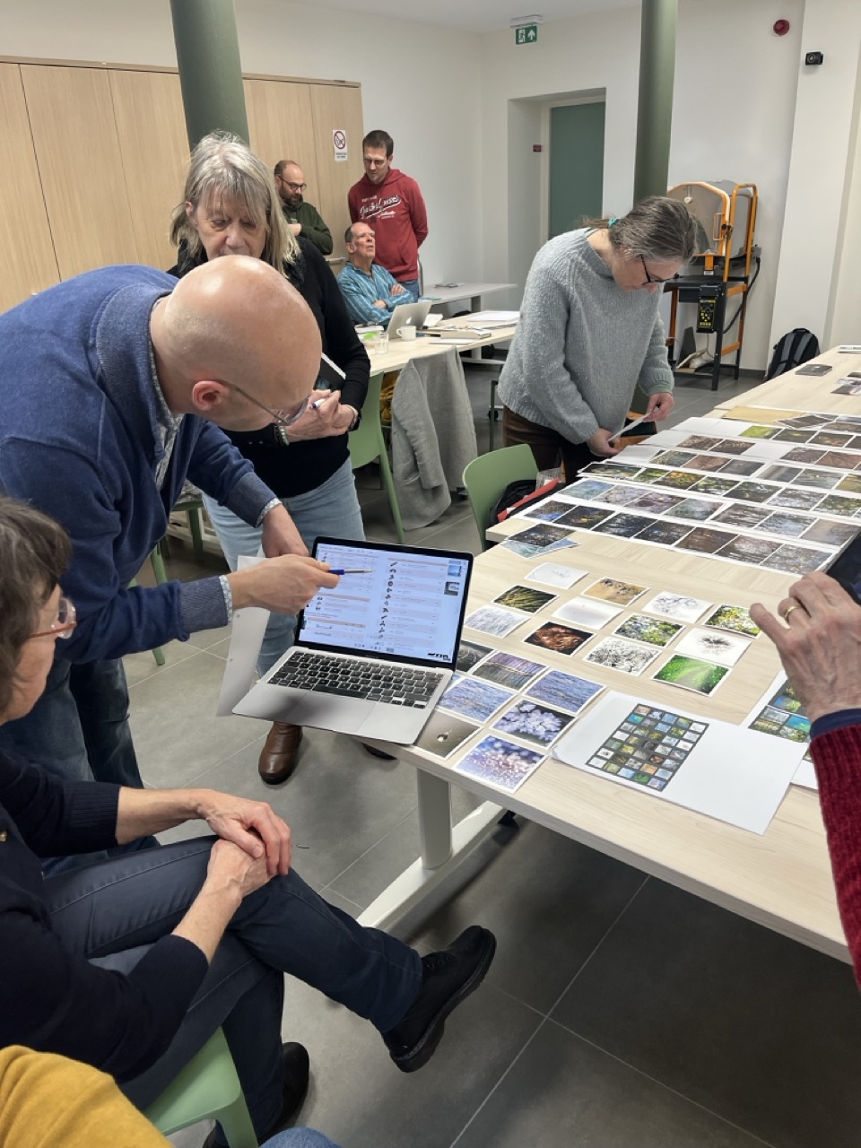 Photographie d'un workshop animé par Andrea Olga Mantovani montrant une session d'analyse d'images sur ordinateur avec des participants.
