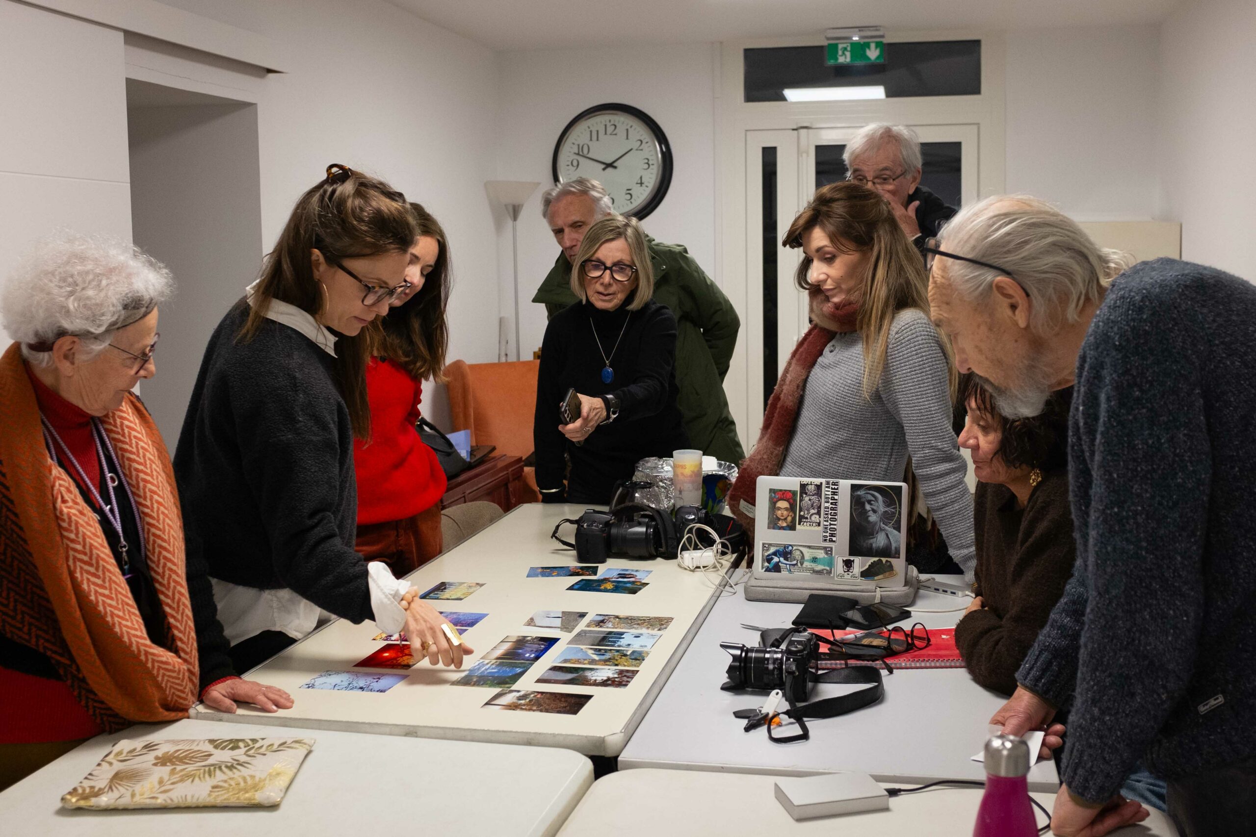 Photographie d'un workshop animé par Andrea Olga Mantovani montrant une session d'analyse d'images avec des participants.